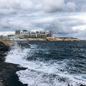 海景变迁淘气的波浪和建筑图片