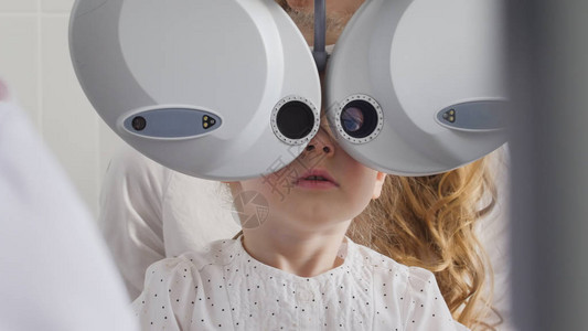 儿童眼科诊所可爱的金发小女孩检查视力图片