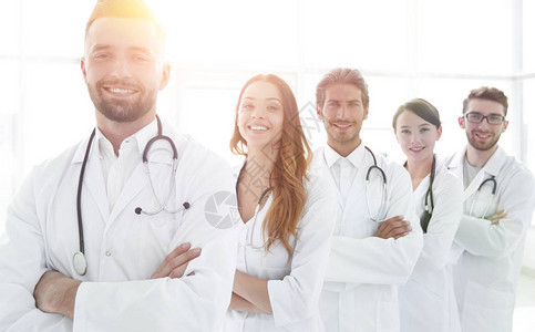 在医院里站成一排的快乐的成功医生群体健康的概念图片