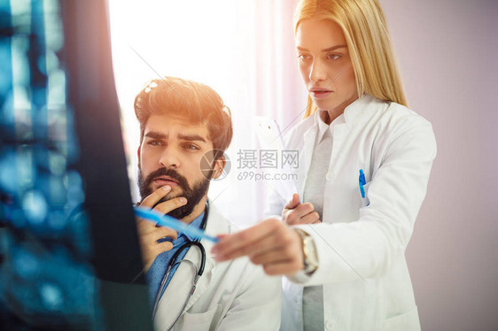 两位认真的医生检查了病人的医疗结果医生图片