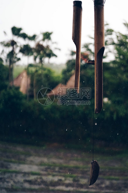 风铃特写一种竹乐器在丛林的黑暗背景上下雨了图片