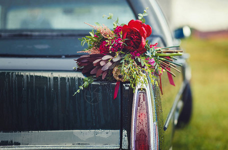 老式婚车上的婚礼花束图片