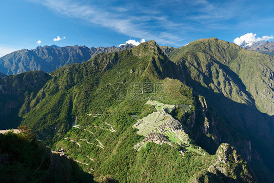 阳光明媚天空蓝天的山地景观上的图片