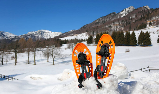 雪山全景图和两双橙色雪鞋图片