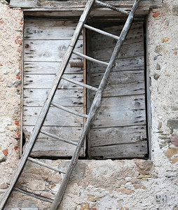 非常古老的木梯和农场里的一扇门图片