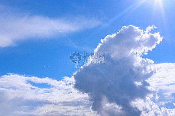 蓝色天空上美丽的白云阳图片