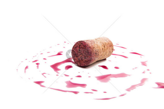 葡萄酒软木塞与白色背景上的红葡萄酒滴图片