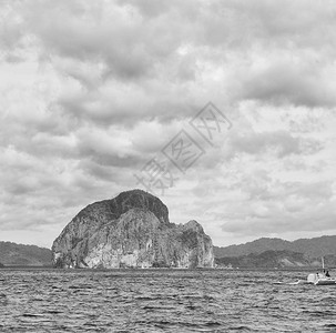 从船只和太平洋海岛背景看一眼的模糊面目背景