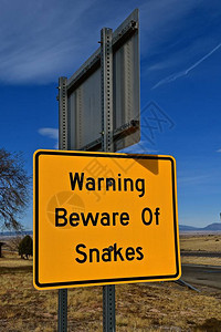 警告标志要注意该地区的蛇背景图片