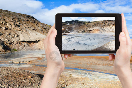 游客在平板电脑上拍摄冰岛南部半岛图片