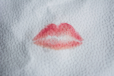 在餐巾纸上从嘴唇上亲吻口红图片