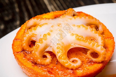 海鲜在橙片上烤的小章鱼特写高厨房来自厨师的坚定饲料顶视图复制空间图片