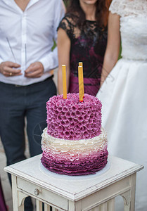 桌上的婚礼蛋糕图片
