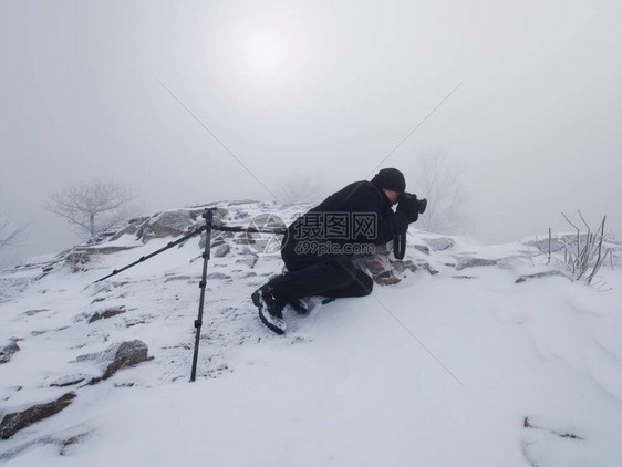 摄影师躺在雪地里图片