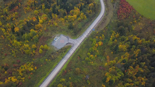 路边森林上的直升机停坪停机坪的顶部景图片
