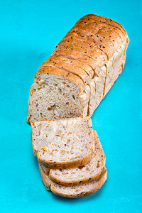 多谷种面包切成青色背景图片