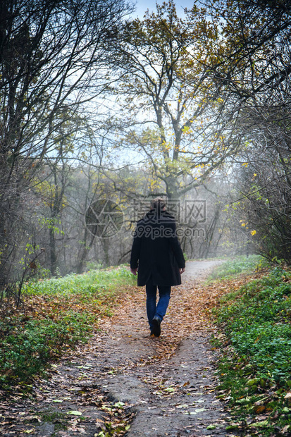 男人正沿着小路走图片