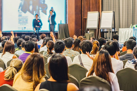 在大会堂或研讨会上与观众重见会场的舞台演讲人发言背景图片