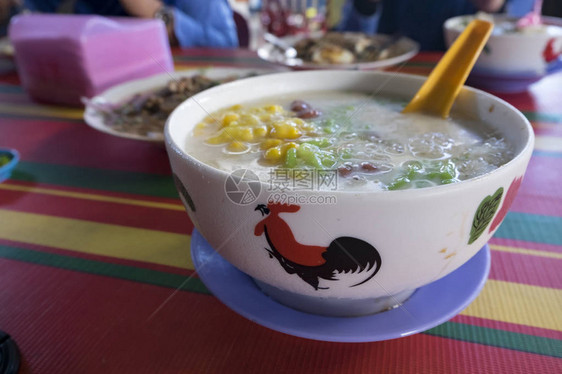 马来西亚著名的甜点叫cendol红豆甜玉米粉等当地食材搭图片