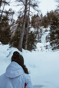 女人看着山爬上雪进入野外冬季图片