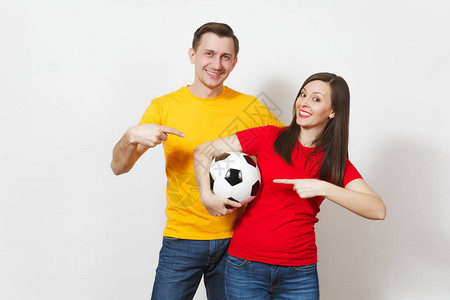 有趣的微笑快乐的年轻夫妇女人男人穿着黄色和红色制服的足球迷振作起来图片