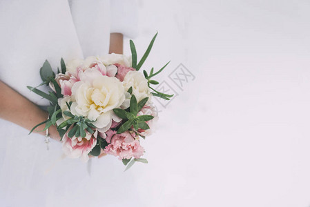 新婚白花和粉红花束图片
