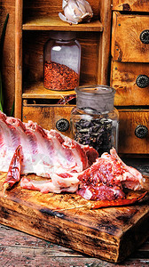 羊肉肋骨上的生肉在厨房图片