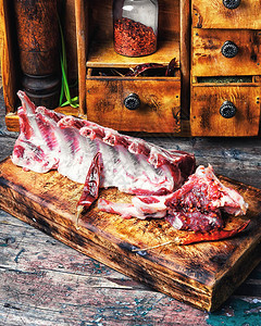 羊肉肋骨上的生肉在厨房图片