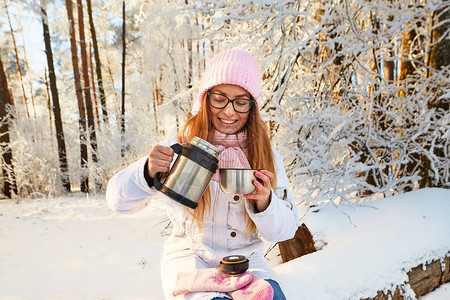 穿着粉红色帽子的女孩冬天在森图片