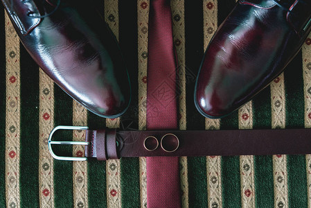 旧沙发上的领带领带和鞋子清图片