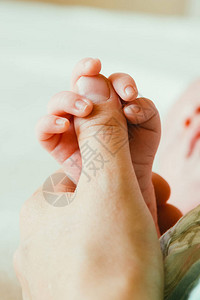 新生婴儿手握着父母的手指背景图片