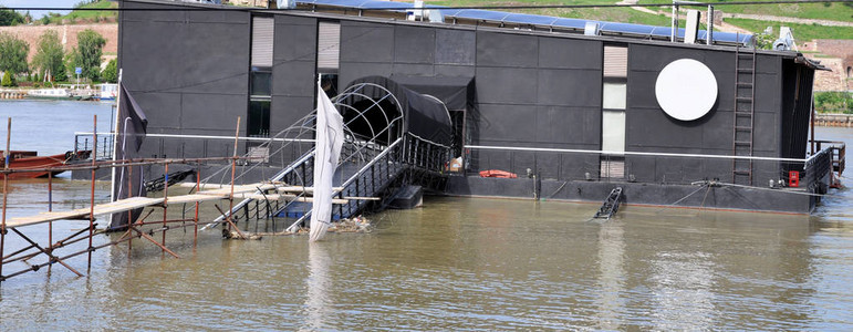 河上的洪水蒸汽淹没的餐厅酒吧图片