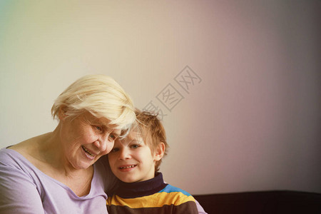 快乐的外祖母与孙子相图片