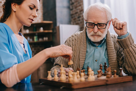 护士和老人下棋图片