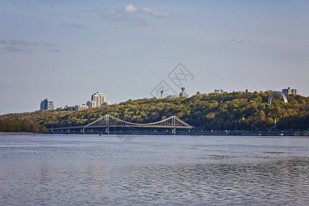 跨越乌克兰首都基辅Dnieper河的Pedes图片