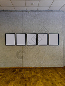 有混凝土墙和黑框空相框的展览厅图片