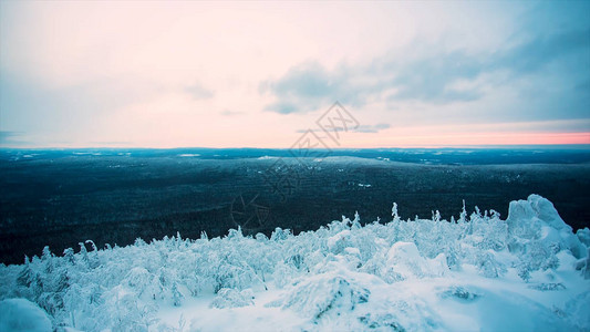 白雪皑的大山与崖的全景风景和华丽的场景视频雪山谷中的冬季景观有图片