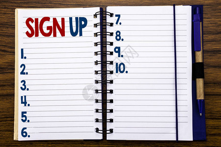 会员登记注册的商业概念写在笔记本纸木制背景上图片