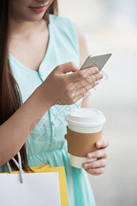 妇女阅读短信和喝咖啡背景图片