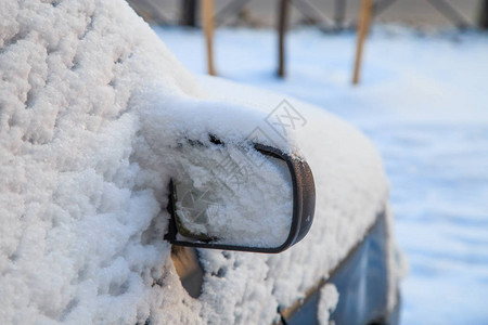 雪中的汽车图片