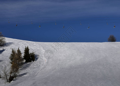 意大利阿尔卑斯山白雪上蜿蜒的滑雪板痕迹图片