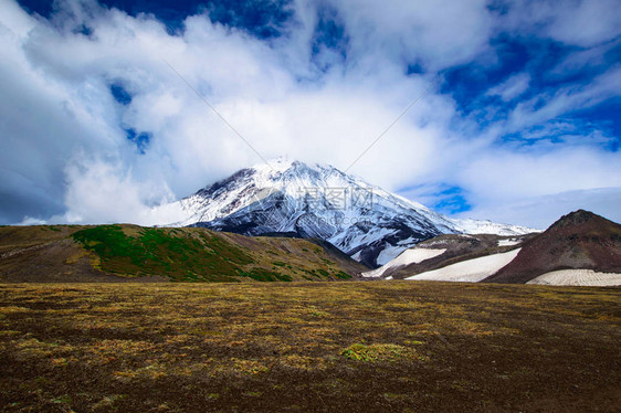 在阳光明媚的日子里欣赏活跃的科里亚斯基火山KoryakskyAvachinsky火山群图片