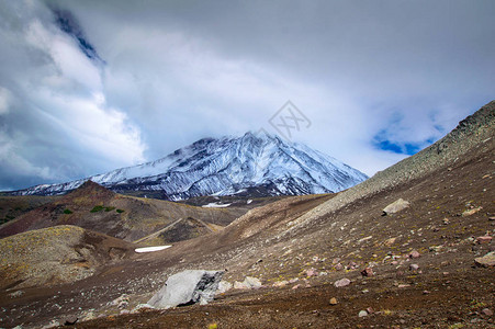 在阳光明媚的日子里欣赏活跃的科里亚斯基火山KoryakskyAvachinsky火山群图片