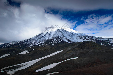 在阳光明媚的日子里欣赏活跃的科里亚斯基火山KoryakskyAvachinsky火山群图片