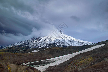 在阳光明媚的日子里欣赏活跃的科里亚斯基火山KoryakskyAvachinsky火山群图片