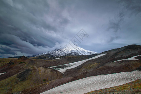 在阳光明媚的日子里欣赏活跃的科里亚斯基火山KoryakskyAvachinsky火山群图片