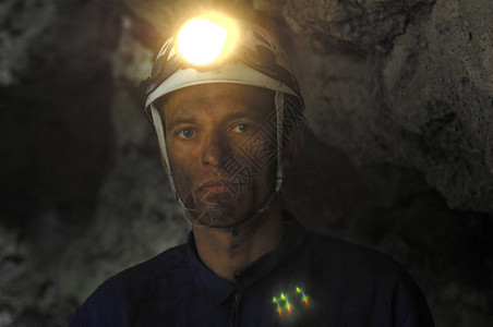 矿井内矿工的画像图片
