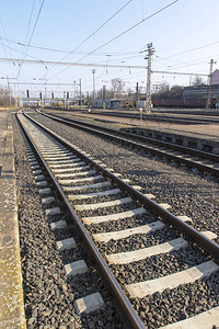 铁路站的铁路和电线塔以及背景图片