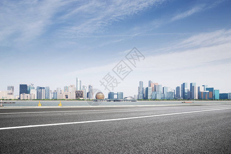 蓝天下杭州钱江新城空荡的柏油路与城市景观高清图片