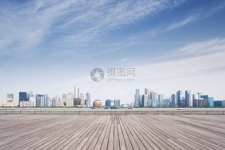 蓝天下杭州钱江新城的空木地板与城市景观图片
